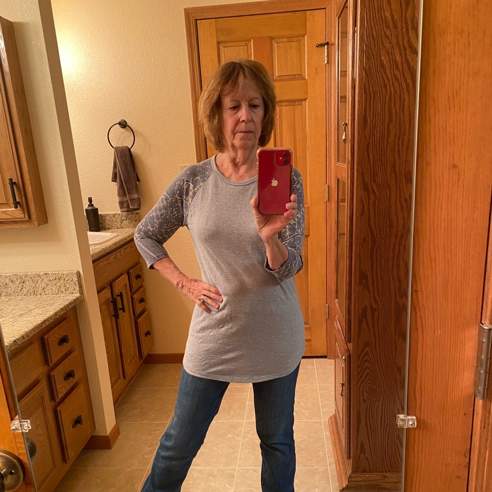 10/10$ bundle any 10 (4-5$) items for a 10$ offer. LuLaRoe Heather Gray Tee